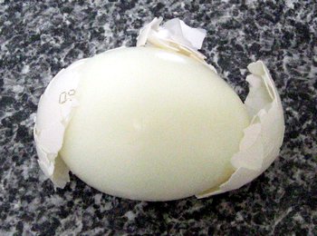 ゆで卵の殻を剥いたところ