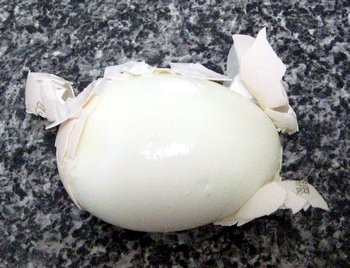 白のゆで卵を剥いた所
