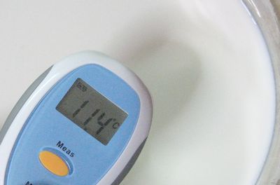 赤外温度計で牛乳の温度を測定